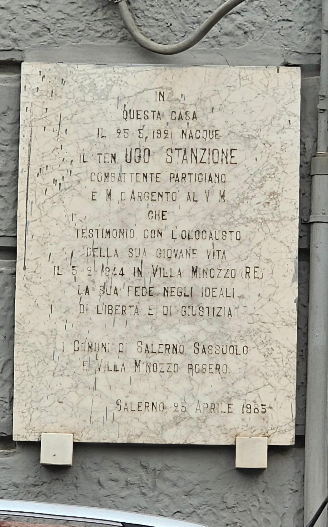 Lapide commemorativa dedicata a Ugo Stanzione, partigiano, presso la sua casa a Salerno.
