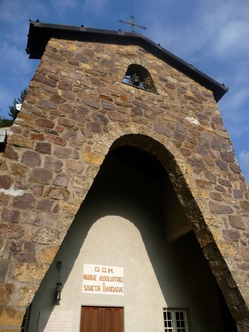 Tempio ai Dodici Martiri, architettura in pietra con dettagli decorativi e un'atmosfera storica.