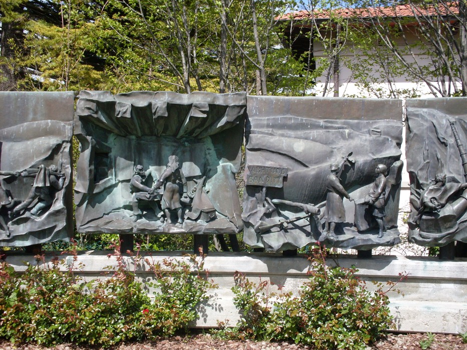 Monumento dedicato alle donne della Resistenza, simbolo di forza e coraggio nel contesto della lotta per la libertà.