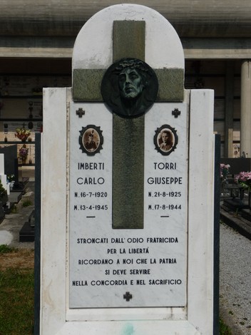 Monumento commemorativo a Imberti e Torri, con incisioni e ritratti, dedicato ai caduti per la libertà.