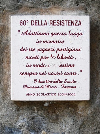 Lapide commemorativa in memoria dei partigiani Bremi, Bianchi e Azzolini, simbolo della Resistenza.