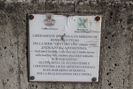 Monumento alla Resistenza con scritte commemorative in una struttura di pietra grigia.