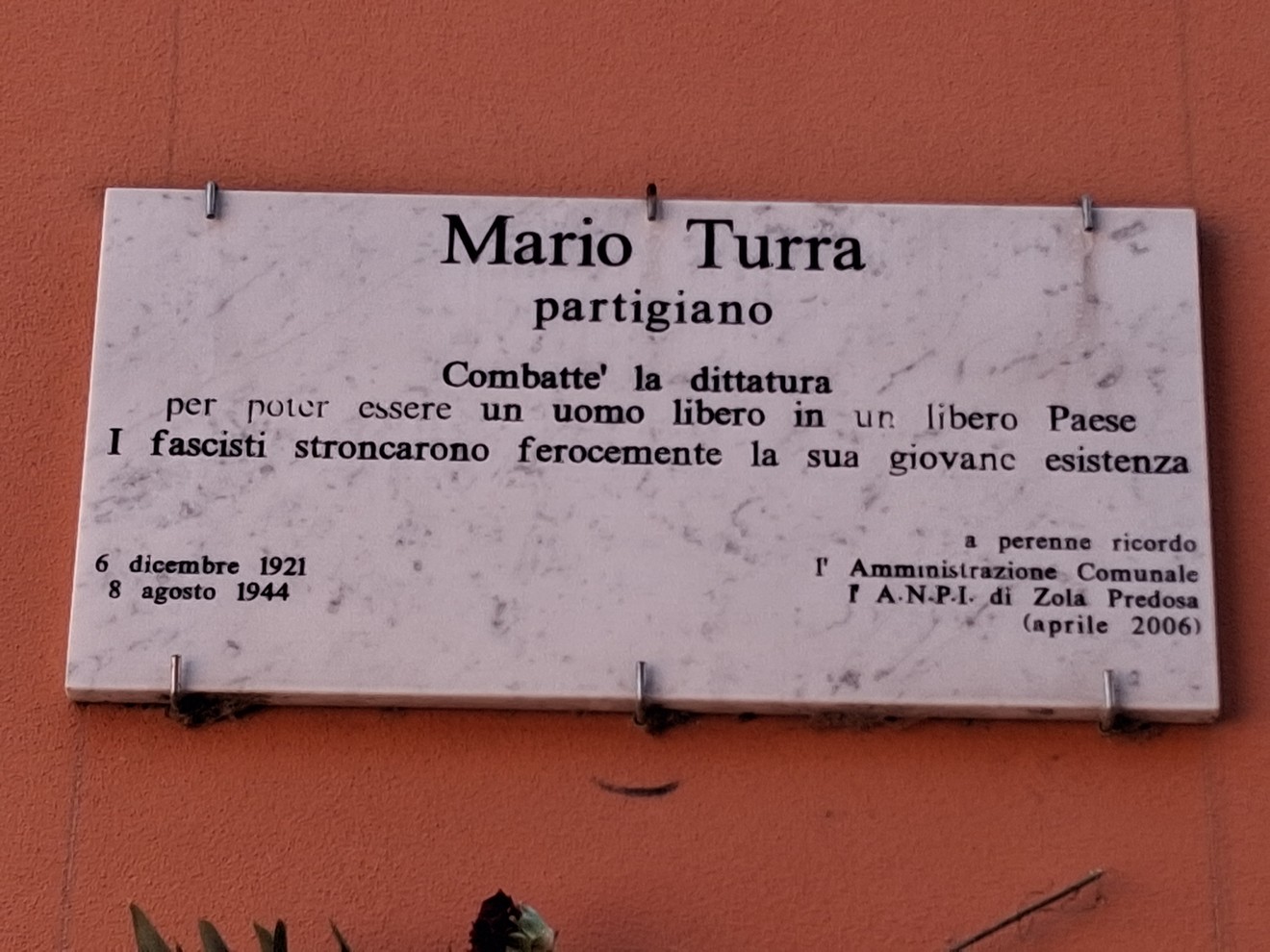 Lapide commemorativa in marmo dedicata a Mario Turra, partigiano che combatté contro la dittatura.
