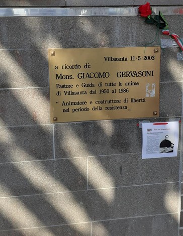 Targa commemorativa dedicata a Mons. Giacomo Gervasoni a Villasantta, in ricordo del suo operato dal 1950 al 1986.