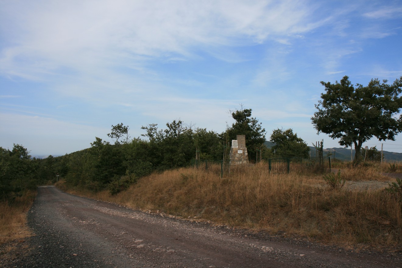 Monumento delle Marie, situato in una zona naturale, circondato da alberi e sentieri.