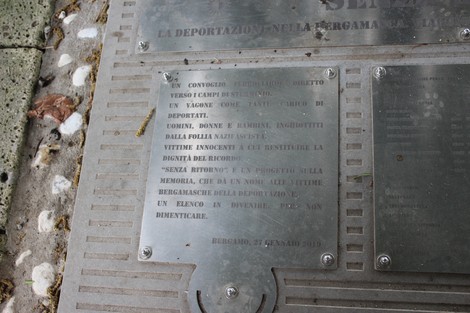 Monumento dedicato ai deportati, con incisioni che ricordano le vittime e il loro tributo alla memoria.