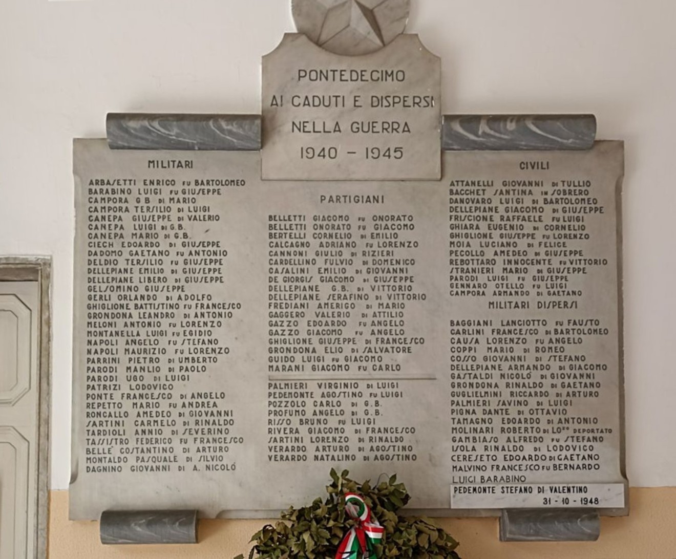 Lapide commemorativa dedicata ai caduti e dispersi della guerra a Pontedecimo, con nomi di militari e civili.