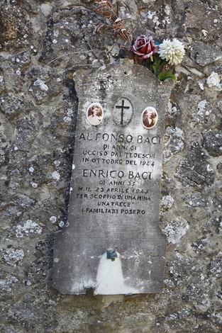Antichi sepolcri nel cimitero di San Martino, testimonianza di storie e memorie del passato.