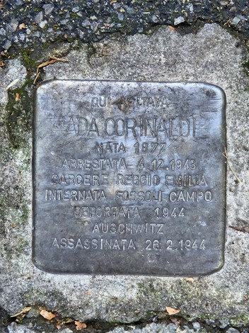 Pietra d'inciampo dedicata a Ada Corinaldi, vittima della Shoah, con dettagli sulla sua arresto e deportazione.