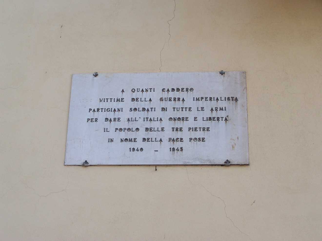 Lapide commemorativa dedicata ai caduti delle Tre Pietre, in onore dei soldati e partigiani italiani.