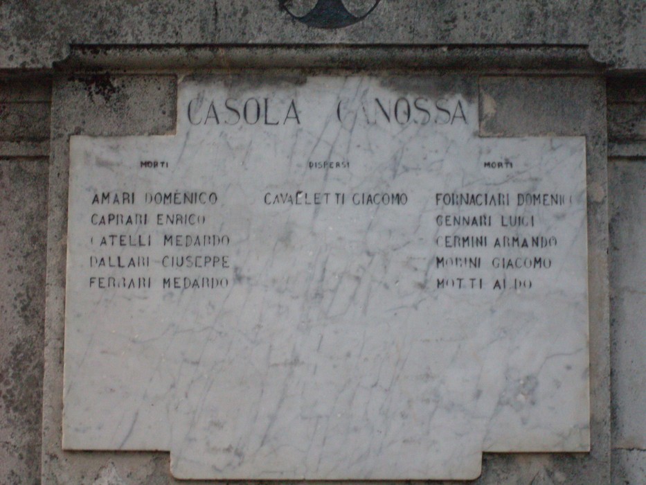 Monumento ai Caduti di Vezzano, in memoria dei cittadini caduti in guerra, con nomi incisi su marmo.
