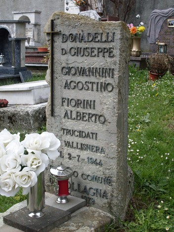 Monumento commemorativo a Donadelli, Fiorini e Giovannini, trucidati nel 1944, situato in un cimitero.