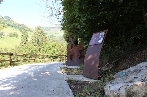Sentiero panoramico della Strada della battaglia di Fonteno con esposizione naturalistica e pannelli informativi.