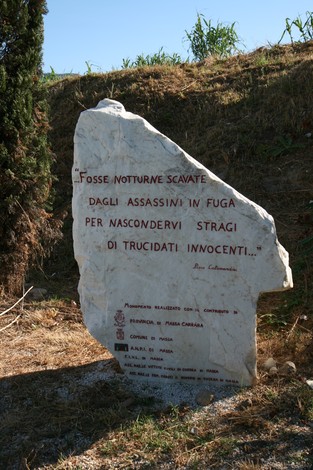 Monumento commemorativo che ricorda le vittime innocenti sepolte nelle fosse del Frigido.