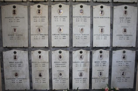 Sacrario dei partigiani fiorentini: monumento commemorativo con nomi e volti dei caduti per la libertà.