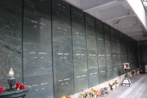Sacrario dei Partigiani di Sampierdarena, commemorazione con stele e omaggi floreali in memoria dei caduti.