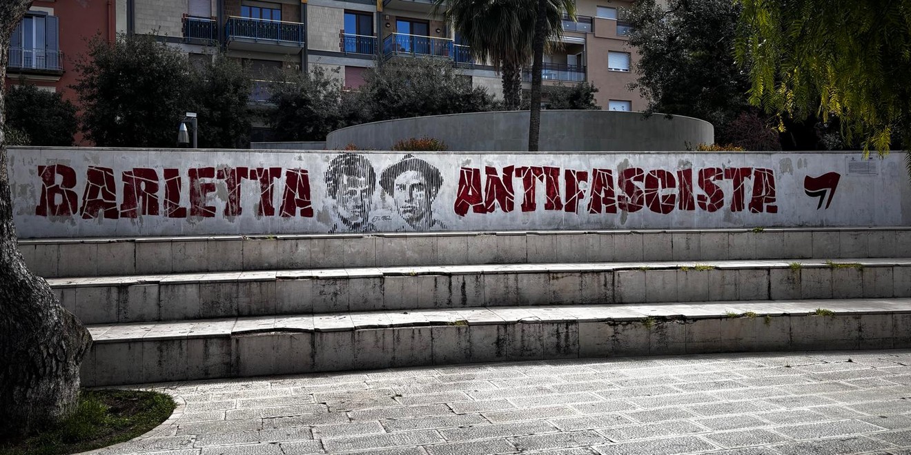 Murale dedicato ai fratelli Vitrani con scritte "Barletta" e "Antifascista", osservabile su un muretto urbano.
