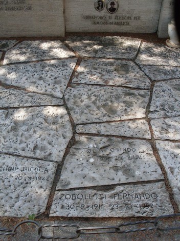 Monumento dedicato ai caduti della Guerra di Liberazione, caratterizzato da lastre commemorative incise.