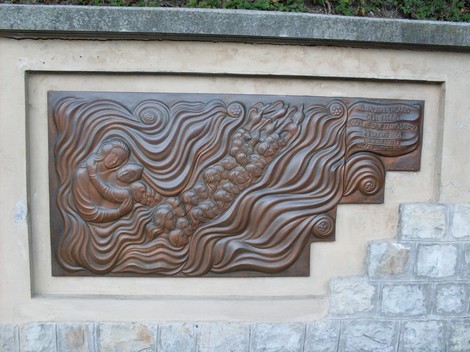 Rappresentazione artistica del "Monumento ai Martiri della Bettola", in memoria delle vittime.