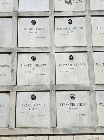 Monumento commemorativo con iscrizioni in ricordo dei caduti partigiani, realizzato in marmo.