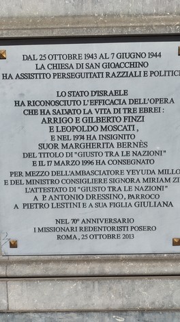 Lapide commemorativa alla chiesa di San Gioacchino, dedicata a chi ha assistito perseguitati politici ebrei.