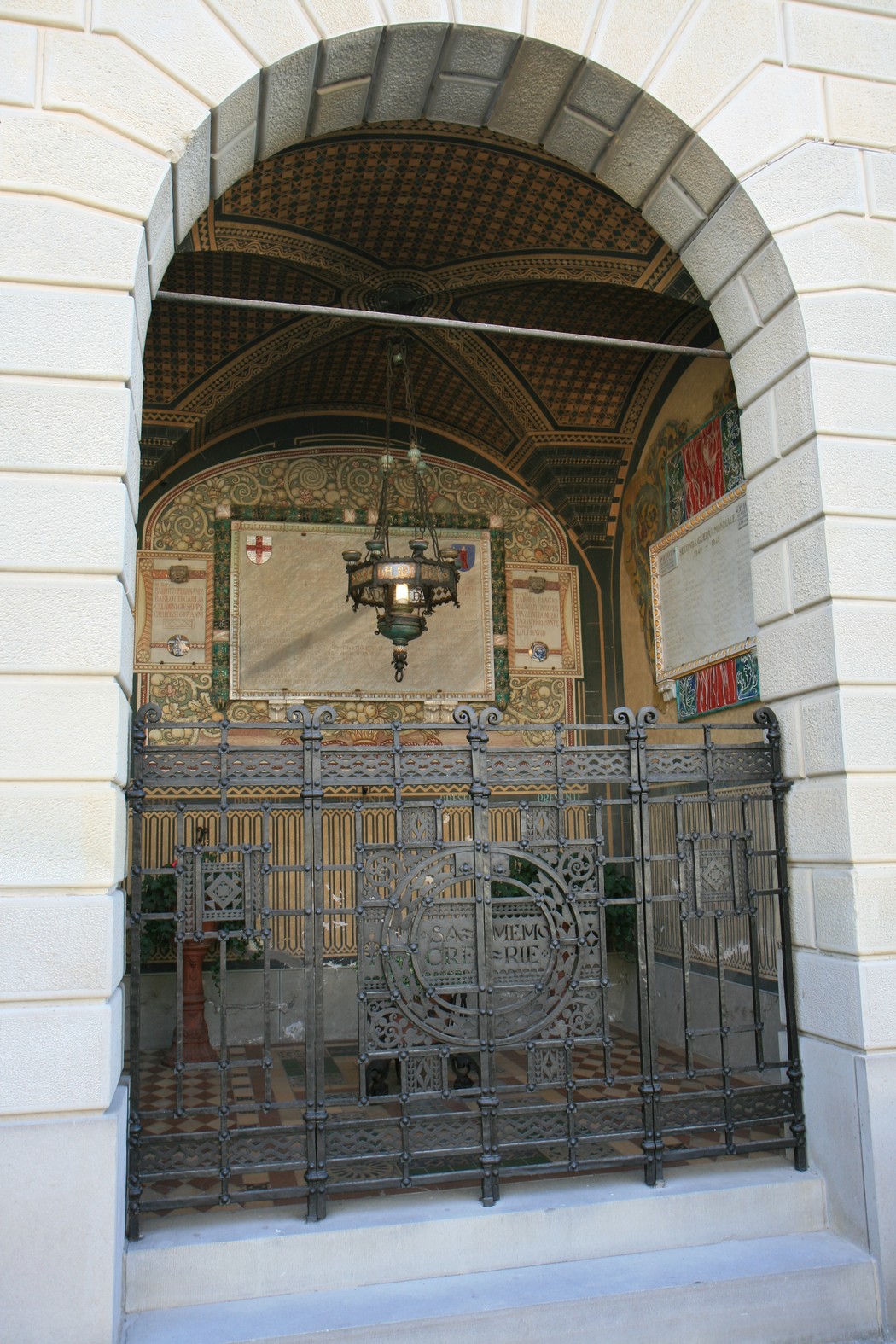 Entrata del Sacrario del Municipio, decorato con dettagli architettonici eleganti e un'atmosfera di rispetto.