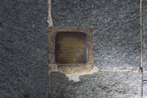 Pietra d'inciampo dedicata a Giuseppe Stella, commemorazione su una pavimentazione in pietra.