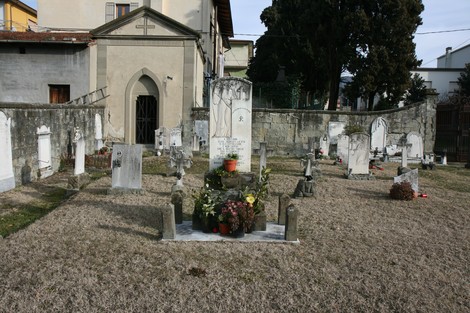 Sepolcro commemorativo dedicato ai 17 partigiani, con lapidi e fiori. Un luogo di memoria e rispetto per il sacrificio.