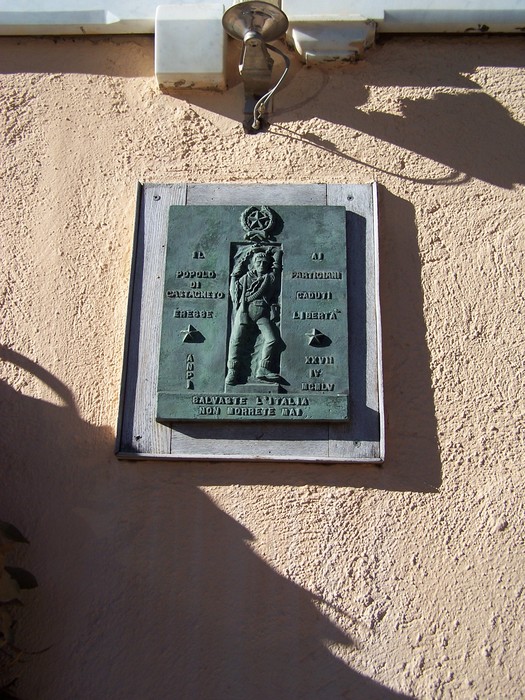 Lapide commemorativa dedicata ai partigiani e alla lotta per la libertà.