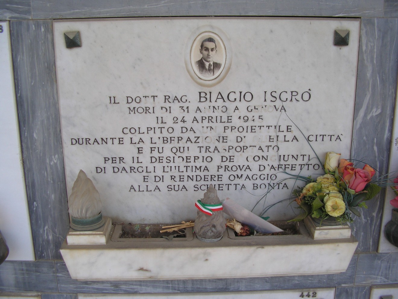 Sepolcro di Isgrò, dedicato al dott. Biagio Isgrò, con fiori e omaggio alla sua memoria.