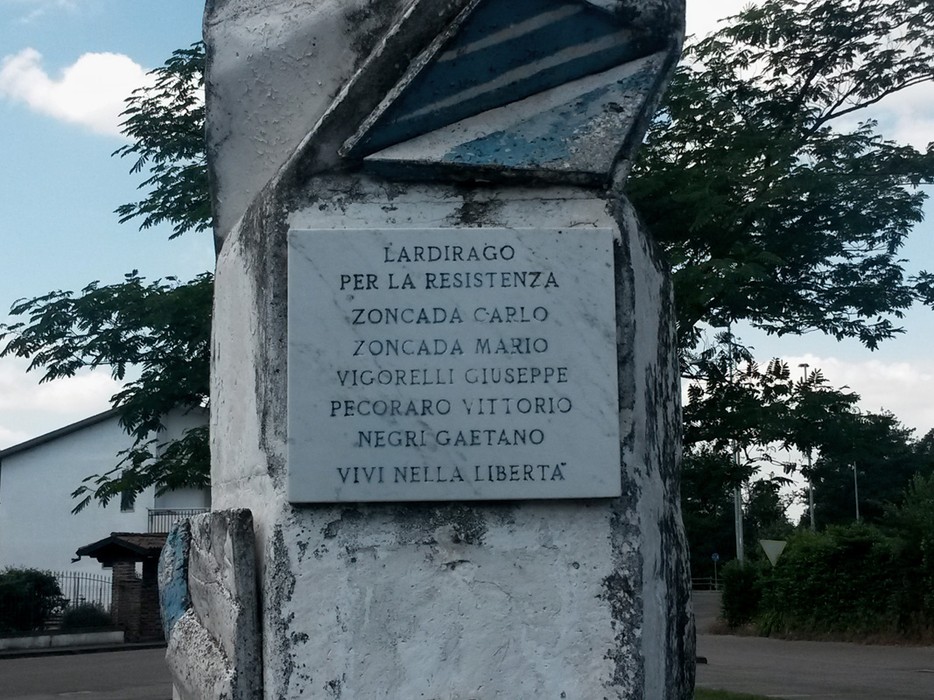 Monumento ai caduti della Resistenza a Lardirago, simbolo di commemorazione e libertà.