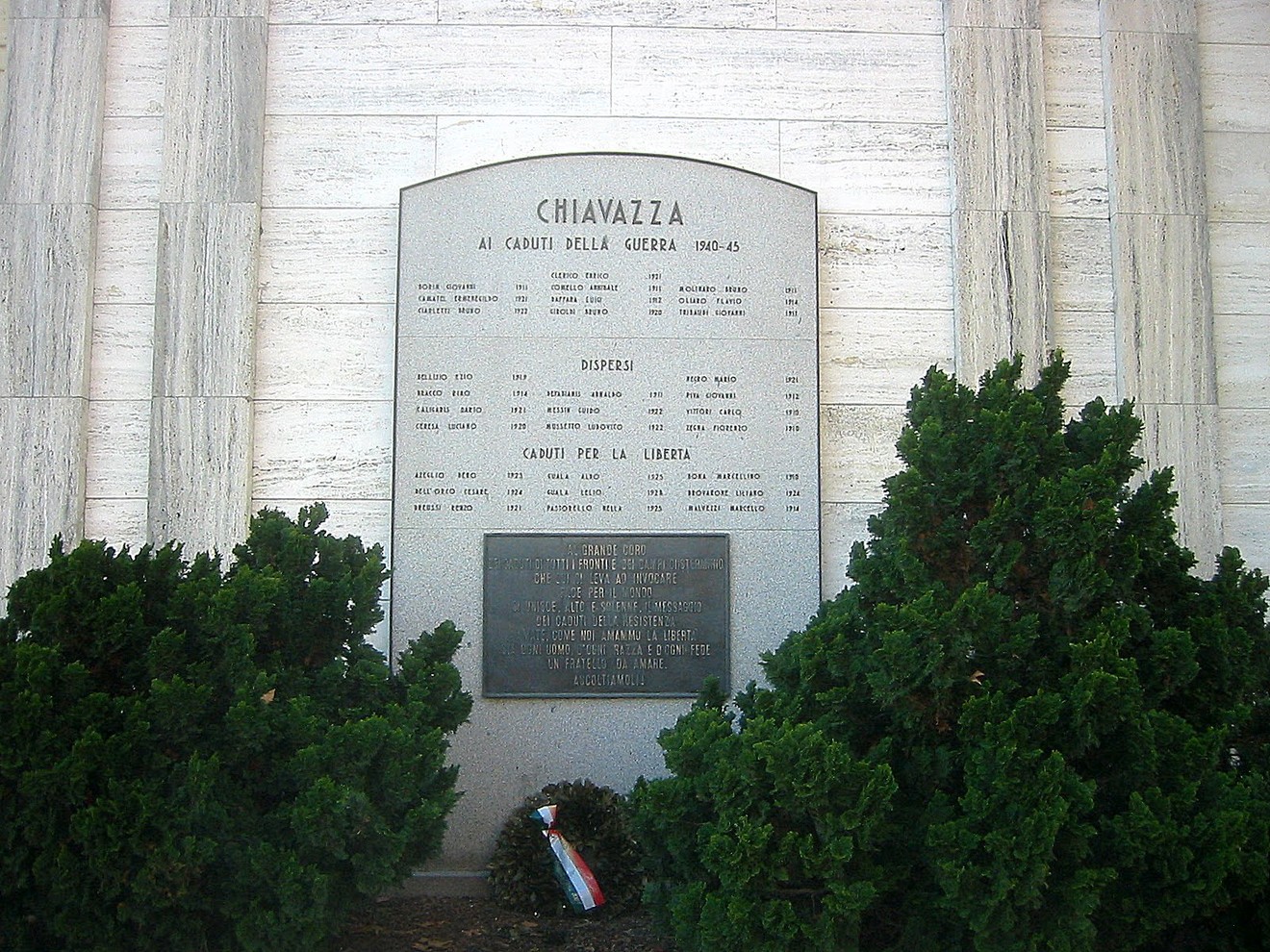 Lapide commemorativa dedicata ai caduti di Chiavazza nella Seconda Guerra Mondiale.