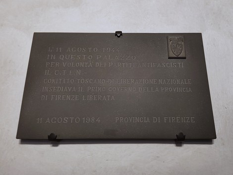 Lapide commemorativa dedicata al primo governo del CTLN, datata 11 agosto 1984, a Firenze.