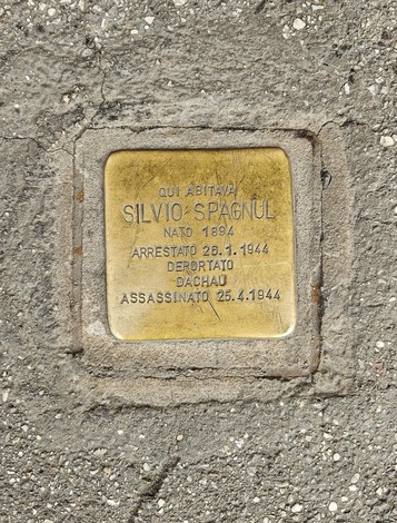 Pietra d'inciampo dedicata a Silvio Spagnul, con dettagli sulla sua vita e deportazione.
