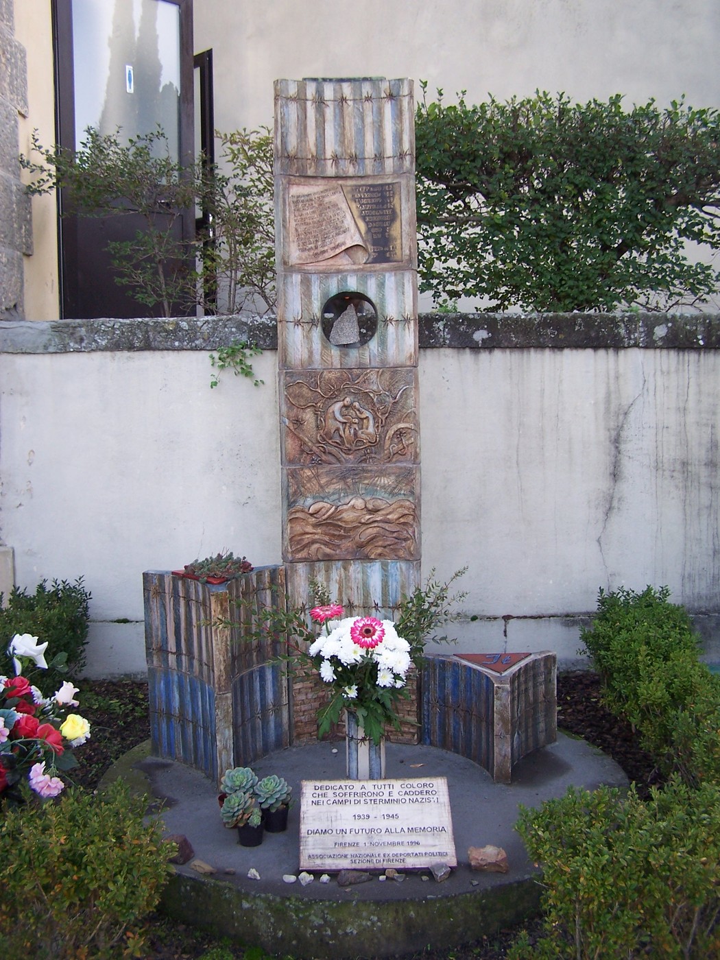 Monumento ai deportati, memoria delle vittime, simbolo di denuncia e riflessione sulla storia.