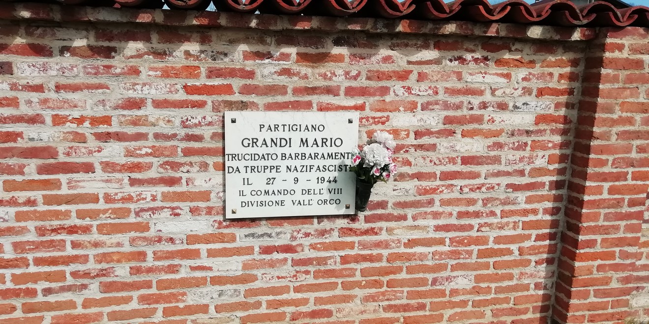 Lapide dedicata a Mario Grandi, partigiano ucciso da truppe nazifasciste nel 1944.