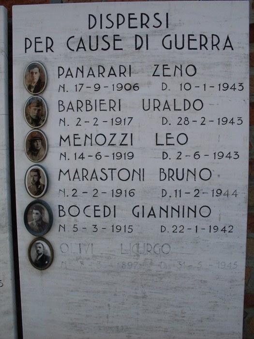 Lapidi commemorative dedicate ai caduti della Liberazione, con nomi e date di dispersi.