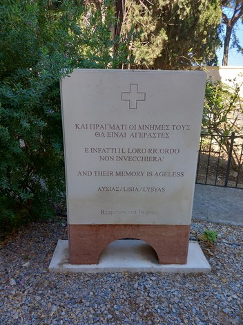 Sacrario dei caduti di Kos, monumento commemorativo circondato da vegetazione.