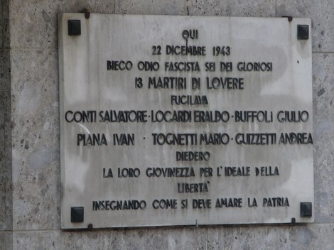 Lapide commemorativa ai Tredici Martiri di Lovere, in memoria di coloro che sacrificarono la vita per la libertà.