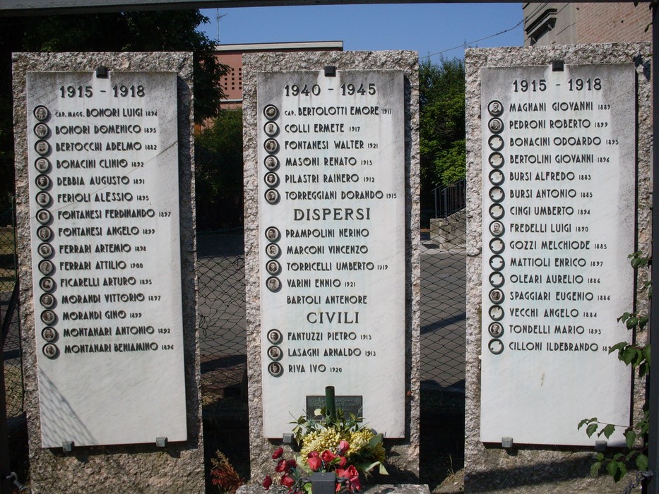Monumento ai Caduti di Marmirolo, onora i soldati e civili delle guerre mondiali con nomi commemorativi.