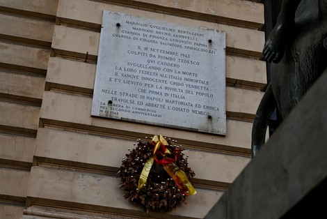Lapide commemorativa con corona d'alloro e nastro, dedicata a Bertazzoni, Zambrelli, Papini e Spiriglidozzi.