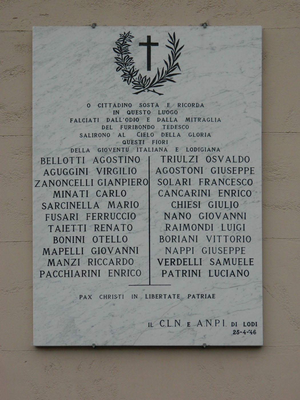 Lapide commemorativa in onore dei partigiani fucilati per la libertà e la giustizia.