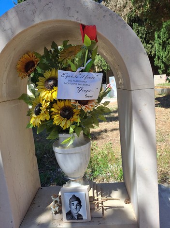 Sepolcro di Castriota, con fiori e foto commemorativa in un angolo di memoria e rispetto.