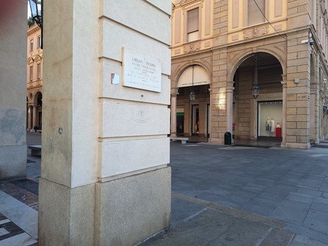 Lapide a Tubino situata in un'area pedonale con negozi e architettura storica.