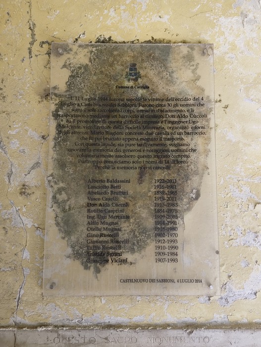 Lapide in marmo su parete, con stemma comunale, iscrizione e elenco di nomi delle vittime.