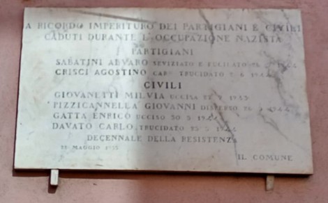 Lapide commemorativa dedicata ai partigiani e ai civili caduti durante l'occupazione nazista.