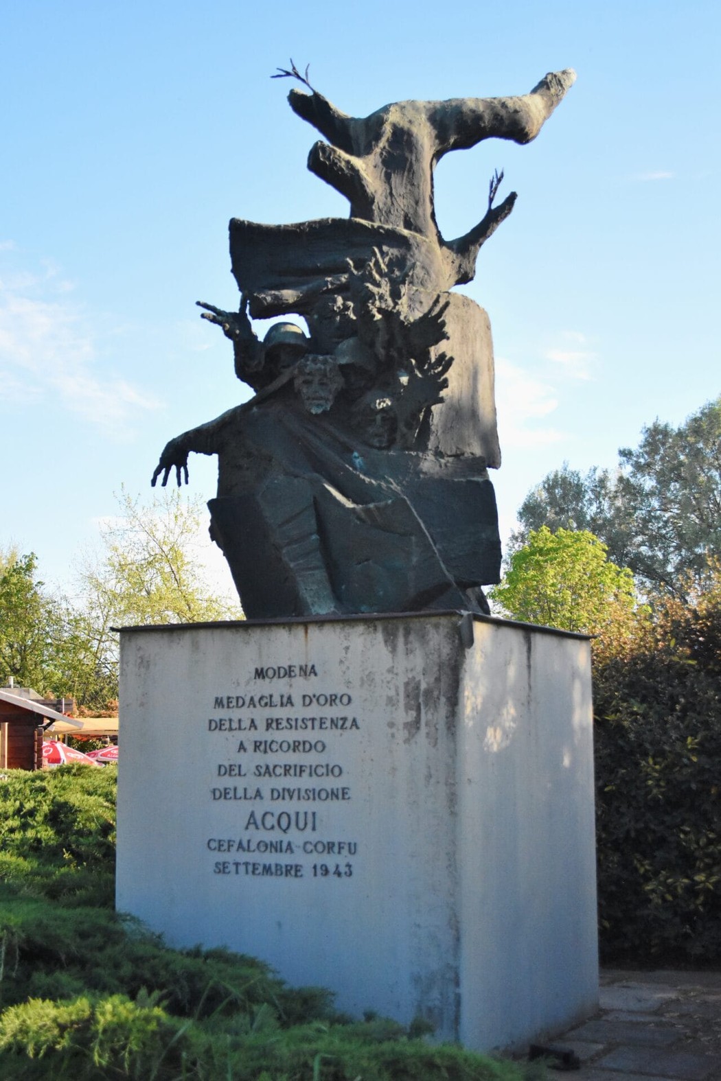 Monumento dedicato ai caduti della Divisione Acqui, eretto in memoria del loro sacrificio a Cefalonia nel 1943.