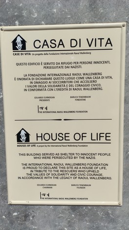 Lapide commemorativa presso la chiesa di San Gioacchino, dedicata ai rifugiati perseguitati dai nazisti.