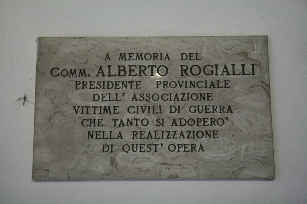 Cappella dei Martiri: luogo di commemorazione per le vittime civili di guerra, dedicato al Comm. Alberto Rogialli.