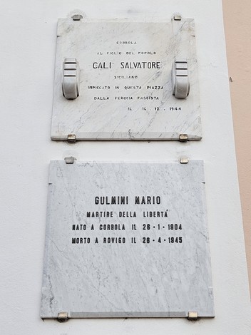 Monumento commemorativo dedicato alle vittime militari e civili, con iscrizioni su lastre di marmo.